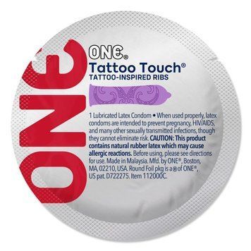 Презерватив ONE Tattoo Touch Purple, 1 шт, фиолетовый с рельефом в виде татуировки SX0757 фото